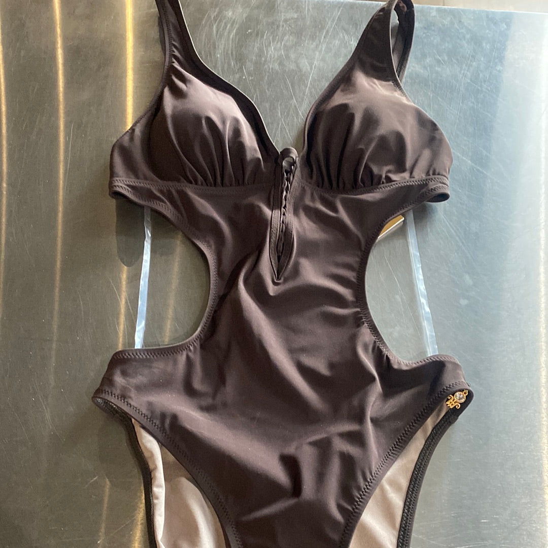 Opera cut out one piece